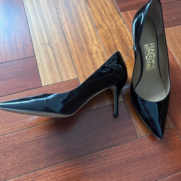 Ferragamo mid heel black pump - Picture 2 of 3